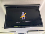 【14型有機ELフリップダウン】三列目からでも迫力のエンタメが観れる大画面フリップダウン。有機ELのモニターでは、一般的なフリップダウンよりも高コントラストでキレイな映像を楽しめます。