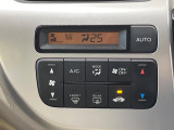 【オートエアコン】一度お好みの温度に設定すれば、車内の温度を検知し風量や温度を自動で調整。暑い&hellip;寒い&hellip;と何度もスイッチ操作をする必要はありません。快適な車内空間には必須の機能ですね♪