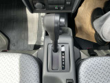前後操作だけの簡単なシフトレバー