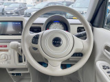 インテリアに合わせたデザインのステアリングは、運転される方のことも考え、運転しやすい形状、大きさです。是非一度、実際に触ってお確かめください。