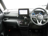 大きなフロントガラスで視界も広く運転しやすいですよ。