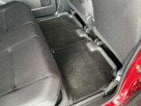 コンパクトな車ですが、後席も充分なスペースを確保しています。足元空間も広くリラックスしてドライブが楽しめます。