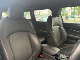 人間工学に基づき設計されたMINIのシートは、ロングドライブでも快適さを維持しつつ、スポーティな走行時には身体をしっかり支え、優れたホールド感と走行安定性を提供します。