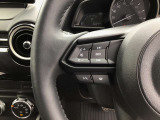 ハンドルにスイッチがたくさんついています。右はクルーズコントロールのスイッチで走行中も運転姿勢を崩すことなく設定できます。