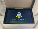 【12.1型フリップダウンモニター】大画面モニターで後席でもエンタメをお楽しみいただけます。小さなお子様にも大人気の装備です♪