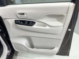 【運転席ドア】ボトルホルダーや収納ポケットが付いているので運転席周りもスッキリ保てます★