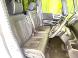 運転席シート廻りは使用感も少なく、良好な状態となっています。前オーナー様が丁寧に使っていたことがよくわかりますね。
