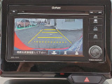 目安となるガイドライン付きのバックカメラを装備しているので、慣れない場所での車庫入れも安心です。
