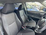 運転席まわりには十分なスペースがあり、大柄な方でもゆったり運転していただける環境です。