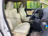 運転席シート廻りは使用感も少なく、良好な状態となっています。前オーナー様が丁寧に使っていたことがよくわかりますね。
