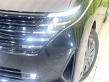 【LEDヘッドライト】悪天候や夜間走行時も良好な視界を確保し安心して運転できる高輝度LEDヘッドライトを装備!点灯速度が早く、消費電力も抑えられています。