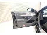 細部まで配慮された仕上がりが印象的なドアトリムです。