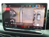 ギアをリバースに入れると車両後方の映像に加え上空からの車両周囲の疑似映像を映し出します。画面にはガイドラインが表示され、車庫入れや縦列駐車などの際に安全確認をサポートします。