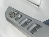 【電動格納ミラー】サイドミラーは電動格納式となっており、狭い駐車場でもキズがつくリスクを抑えられます。