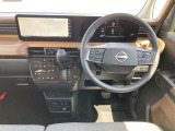 すっきりした運転席周りにはナビやエアコンの操作パネルを設置しておりますので、お一人での運転でもご安心できます。
