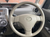 インテリアに合わせたデザインのステアリングは、運転される方のことも考え、運転しやすい形状、大きさです。是非一度、実際に触ってお確かめください。