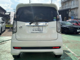 バック時目視しにくいクルマの周囲をカメラで映し出し、安全・安心駐車をサポート♪バックの苦手な方も後ろがハッキリ見えるので安心ですよ♪