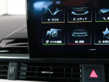 スマートフォンとAudiをUSBケーブルを介し接続。AppleのCarPlayやAndroid Autoのアプリを通じて、スマートフォンのコンテンツをMMIディスプレイに表示します。