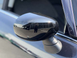 MINIの電動格納サイドミラーは、スイッチ操作でスムーズに開閉でき、狭い駐車場でも安心して扱えます。車体との一体感あるデザインで、利便性とスタイリングを両立した装備です。