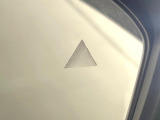 【後方車輛検知】走行中、ドアミラーの死角になりやすい箇所に後続車が接近するとサイドミラー付近に警告を表示、ドライバーに注意喚起をしてくれます。