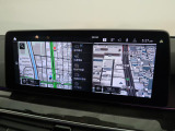 【純正ナビゲーション】BMWのナビゲーションは操作性も良く、詳細な地図情報と交通状況を見やすく表示し、快適なドライビングをサポートしながら目的地までナビゲートします。