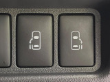 【両側パワースライドドア】スマートキーや運転席のスイッチで後席両側スライドドアの開閉が可能♪電動だから力を入れてドアを開ける必要が無く、小さなお子様でも簡単に開け閉めでき快適です♪