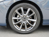 18インチ純正アルミホイールを装備。タイヤサイズは215/45R18となります。