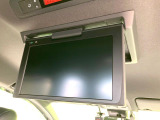 【12.8型フリップダウン】大画面モニターで後席でもエンタメをお楽しみいただけます。家族や友人とお出かけする機会が多い方に大人気です♪