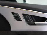 シートの高さ、前後、角度、リクライニング機能の電動調整可能。運転席とドアミラーなどのポジションを記憶し、ボタン操作だけでセットされたポジションを自動的に再現する2プリセット分のメモリー機能が付きます