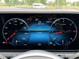 フルデジタルディスプレイを装備。運転情報を見やすく先進的に表示します。