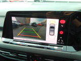 ギアをリバースに入れると車両後方の映像を映し出します。画面にはガイドラインが表示され、車庫入れや縦列駐車などの際に安全確認をサポートします。