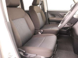 しっかりとした造りで、ホールド性のあるシート。快適な運転をお楽しみください