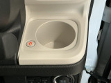 【ホッとカップホルダー】ホットドリンクをちょうどいい温度でキープしてくれる保温機能付きのカップホルダーです。冬の寒い日でも快適なドライブを♪