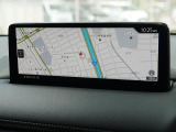 マツダコネクトの10.25インチワイドセンターディスプレイです。『Android Auto』『Apple CarPlay』や独自のコネクテッドサービスに対応したインターフェイスシステムです。