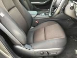 マツダ車のシートは人間工学に基づき設計されています。人の骨盤を支える様にシート内部の素材を研究し開発されていますのでロングドライブでも疲労を感じにくいのが特徴です☆