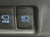 【AHB:オートマチックハイビーム】クルマに搭載されたシステムが、先行車や対向車の存在のほか周囲の明るさを検知し、ハイビームとロービームを自動で切り替える機能です。