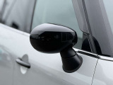 MINIの電動格納サイドミラーは、スイッチ操作でスムーズに開閉でき、狭い駐車場でも安心して扱えます。車体との一体感あるデザインで、利便性とスタイリングを両立した装備です。