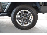 JLラングラー純正18アルミホイールを装着。タイヤサイズは255/70R18となります。