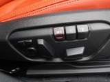 【メモリー機能付きパワーシート】運転手が代わってもボタン一つで設定ポジションに。常にご自身のドライブ設定が整います。
