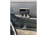 全席パワーウィンドウとなっています。運転席はオートになっているのでワンタッチ開閉することが出来ます。