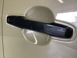 スマートキーを所持している状態でロックボタンを押すと、車両すべてのドアの解錠や施錠を行うことが出来ます。