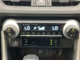 オートエアコンは温度を設定するだけで、自動で風量などを設定してくれます。運転しながら操作も必要ないので、安全性も向上します。