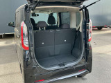 バックドアは大きく開きます。定員乗車時でも十分広いラゲッジスペースを確保しています