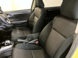 高いホールド性で運転姿勢が安定します。長距離ドライブでも疲れにくいのが魅力です。快適なドライビングライフをお送りください♪