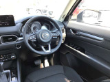 ドライバーが心に余裕をもって運転に集中できること、助手席や後席からもすっきりと前を見通せる空間の起点となり、全員が安心してドライブを楽しめることをモットーにシンプルなレイアウトとなっています。