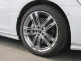 全車両に標準装備の純正アルミホイールは、純正ならではのバランスの良いデザインと、走行安定性をお楽しみ頂けます。