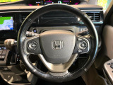 インテリアに合わせたデザインのステアリングは、運転される方のことも考え、運転しやすい形状、大きさです。是非一度、実際に触ってお確かめください。