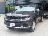 遠くから見てもひと目でJeepとわかるデザイン。アウトドアからフォーマルなシーンまでしっかりとこなします。