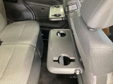 (快適パックに含まれる装備)後席のパーソナルテーブルはお子様が車内で飲み物を飲んだり食べたしする際に便利です。普段使用しないときは折りたたみ収納できます。