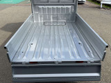 三方向に開くアオリで、どの方向からでも荷物の積み下ろしがラクラクです。
